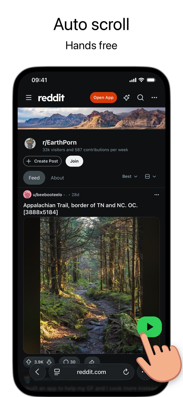A Reddit feed in Safari scrolling on its own with the Glida play button